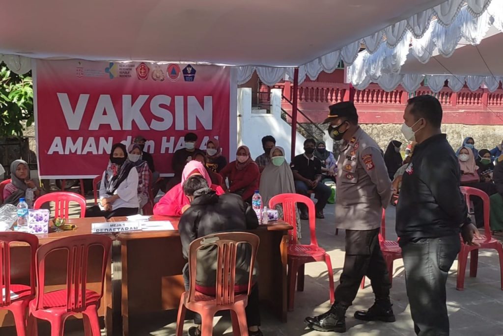 Kapolsek Conggeang, Iptu Adang Sobari bersama Camat Conggeang, Bambang Kustiantoro memantau pelaksanaan Serbuan Vaksinasi Nasional dari TNI-POLRI Dalam rangka menyambut Hari Bhayangkara ke-75. (Foto: Fajarnusantara.com)