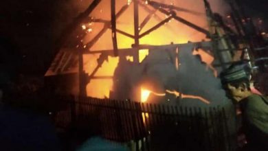 SEJUMLAH warga berupaya memadamkan api yang membakar rumah Iyah (80), di Kampung Haurkuning, Desa Hegarsari, Kacamatan Kadungora, Garut, Senin Malam (19/7/2021). ist