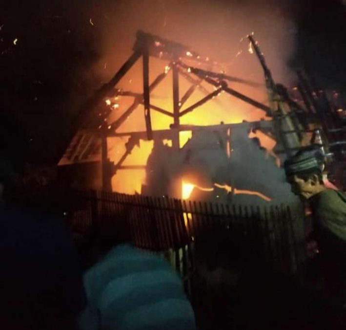 SEJUMLAH warga berupaya memadamkan api yang membakar rumah Iyah (80), di Kampung Haurkuning, Desa Hegarsari, Kacamatan Kadungora, Garut, Senin Malam (19/7/2021). ist