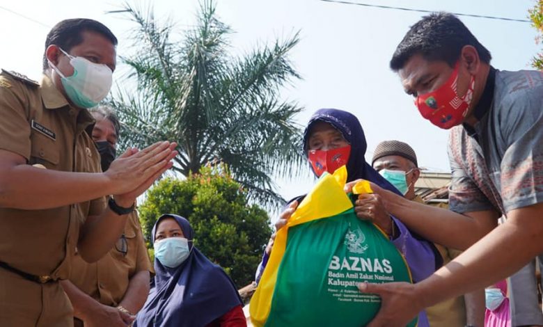 Bupati secara simbolis ikut menyalurkan paket sembako kepada KPM, Senin (19/7/2021). (Foto: Diskominfosanditik)