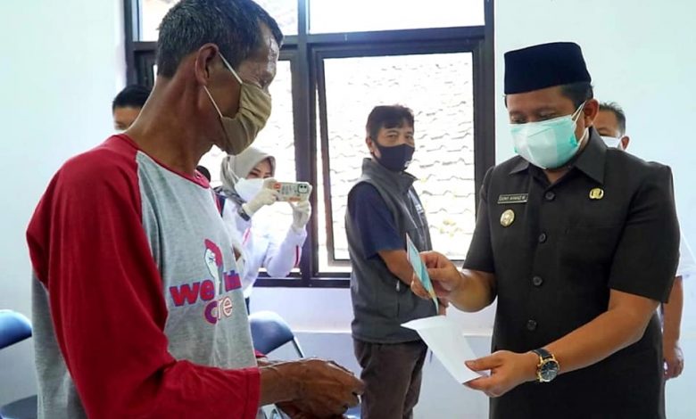 Bupati Sumedang, H Dony Ahmad Munir secara simbolis menyalurkan BST di Kelurahan Regolwetan dan Pasanggrahanbaru Kecamatan Sumedang Selatan. (Foto: Humas Pemkab Sumedang)