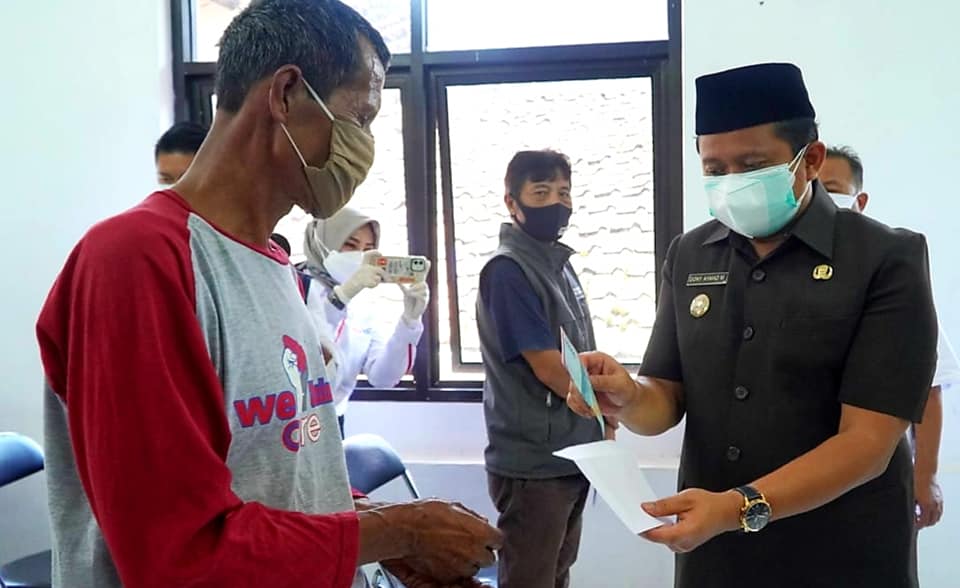 Bupati Sumedang, H Dony Ahmad Munir secara simbolis menyalurkan BST di Kelurahan Regolwetan dan Pasanggrahanbaru Kecamatan Sumedang Selatan. (Foto: Humas Pemkab Sumedang)