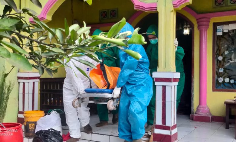 KERANDA : Relawan dari Karang Taruna Desa Mangunarga dan Banser NU Cimanggung membantu petugas kesehatan memakamkan jenazah Covid-19