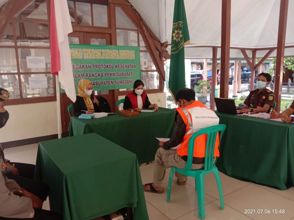 SIDANG : Salah seorang pengusaha sektor Non Esensial tengah sidang Tipiring karena melanggar Aturan PPKM Darurat Covid-19.