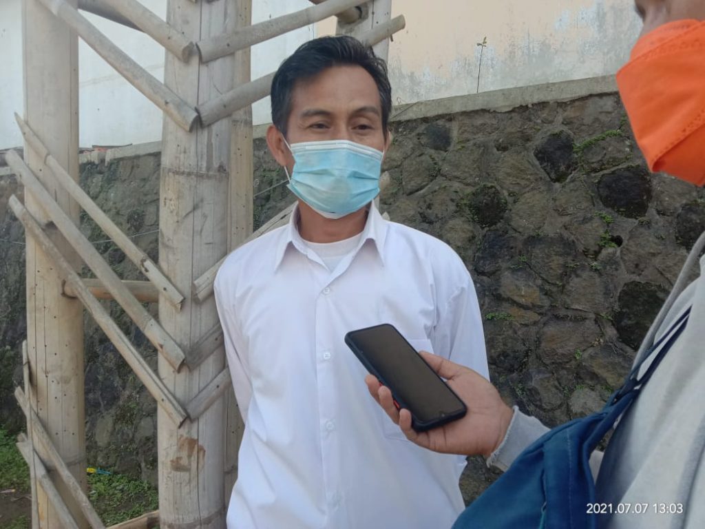 WAWANCARA : Kades Genteng Komara sat memberikan keterangan terkait antisipasi Penyebaran Virus Corona di Desa Genteng