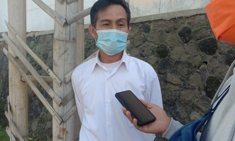 WAWANCARA : Kades Genteng Komara sat memberikan keterangan terkait antisipasi Penyebaran Virus Corona di Desa Genteng