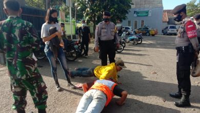 DISANGSI PUSH UP : Petugas operasi yustisi penerapan protokol kesehatan saat menyangsi dua anak jalanan karena tidak memakai masker