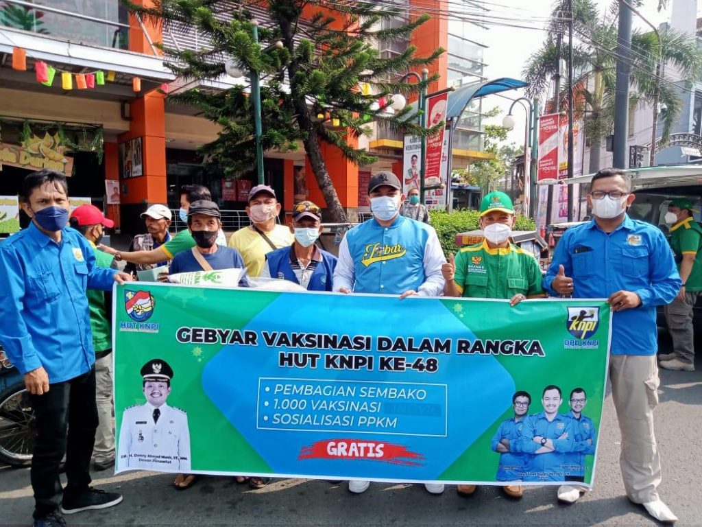 Ketua DPD KNPI Sumedang photo bersama di sela melakukan sosialisasi Vaksinisasi 1000 orang, sosialisasi 6M protokol kesehatan, pembagian sembako.