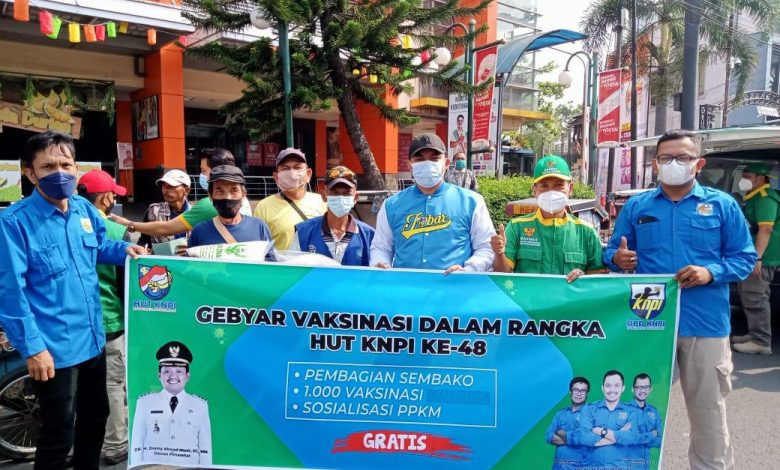 Ketua DPD KNPI Sumedang photo bersama di sela melakukan sosialisasi Vaksinisasi 1000 orang, sosialisasi 6M protokol kesehatan, pembagian sembako.