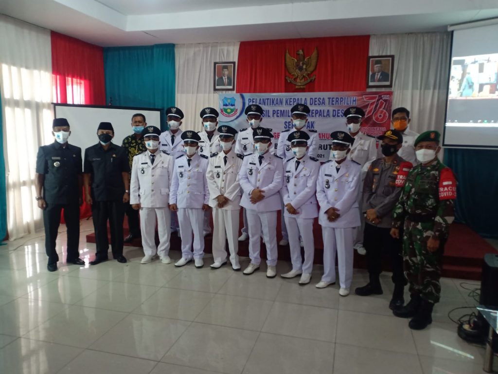 JAJARAN Kades Terpilih di Kecamatan Kadungora foto bersama setelah menjalani prosesi pelantikan oleh Bupati Rudy secara virtual, Rabu. ist