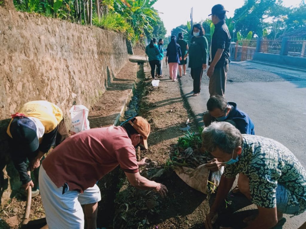WARGA Dusun Burujul antusias melaksanakan Opsih Rutin di Masa Pandemi, Jumat. Langga