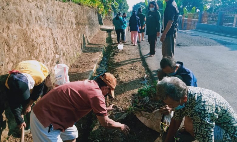 WARGA Dusun Burujul antusias melaksanakan Opsih Rutin di Masa Pandemi, Jumat. Langga