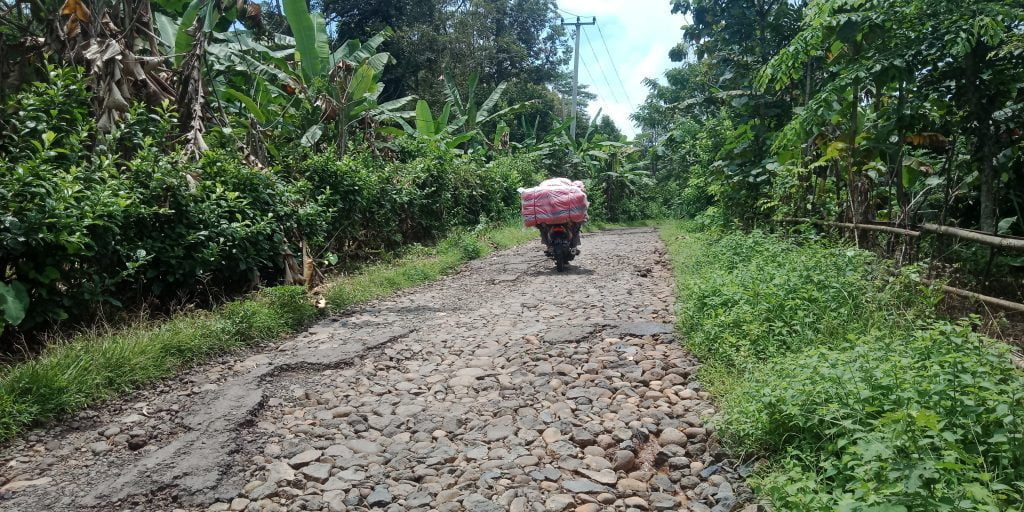 Salahsatu kerusakan akses jalan di Kecamatan Surian Kabupaten Sumedang yang sudah lama rusak. (Foto: Fajarnusantara.com)