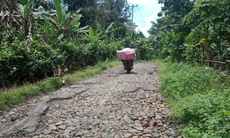 Salahsatu kerusakan akses jalan di Kecamatan Surian Kabupaten Sumedang yang sudah lama rusak. (Foto: Fajarnusantara.com)