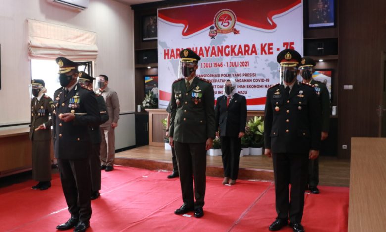 WAKIL Ketua DPRD Titus Diah bersama Forkopimda Sumedang mengikuti Upacara Virtual Peringatan Hari Bhayangkara ke-75, di Mapolres Sumedang, Kamis.