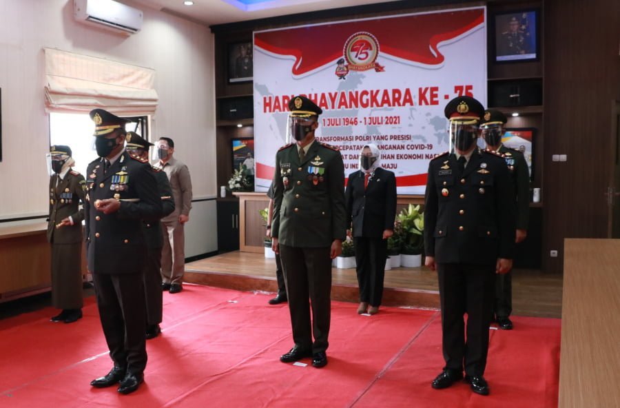 WAKIL Ketua DPRD Titus Diah bersama Forkopimda Sumedang mengikuti Upacara Virtual Peringatan Hari Bhayangkara ke-75, di Mapolres Sumedang, Kamis.