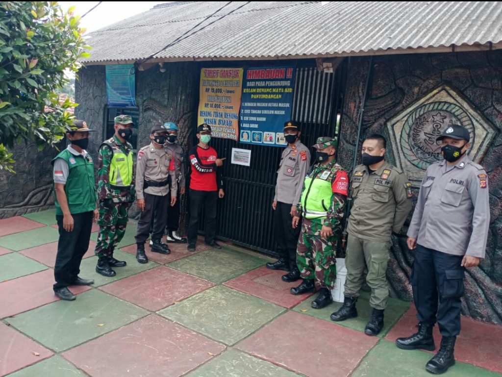 MONITORING : Forkopimcam Pamulihan saat memastikan penutupan tempat wisata sebagai upaya mendukung PPKM Darurat Covid-19 (Istimewa)