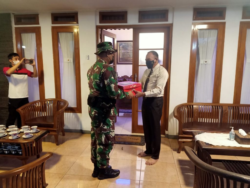 Kapolres Sumedang mendapat kejutan dari Yonif Raider 301/PKS dalam rangka HUT Bhayangkara ke-75, Kamis (1/7/2021). (Foto: Yonif Raider 301/PKS)