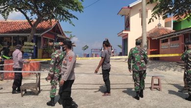 Petugas gabungan memasang garis polisi di kawasan Puncak Permata Jatigede karena masih kedapatan buka dan mengundang kerumunan wisatawan, Sabtu (4/7/2021). (Fajarnusantara.com)