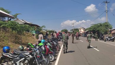 Sejumlah wisatawan di Jalan Lingkar Timur Jatigede yang kebanyakan menaiki kendaraan roda dua dibubarkan petugas gabungan, Minggu (4/7/2021). (Foto: Fajarnusantara.com)