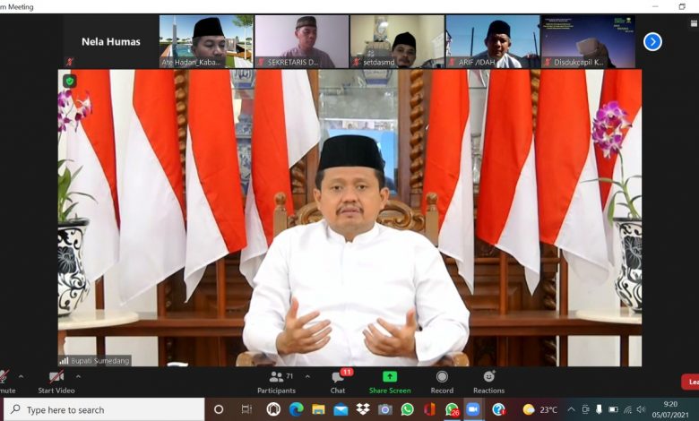 Bupati Sumedang H Dony Ahmad Munir ikut menggelar Ngaji Online ASN Sumedang (Ngaoss) yang dilakukan para Kepala SPKD, Senin (5/7/2021). (Foto: Humas Pemkab Sumedang)