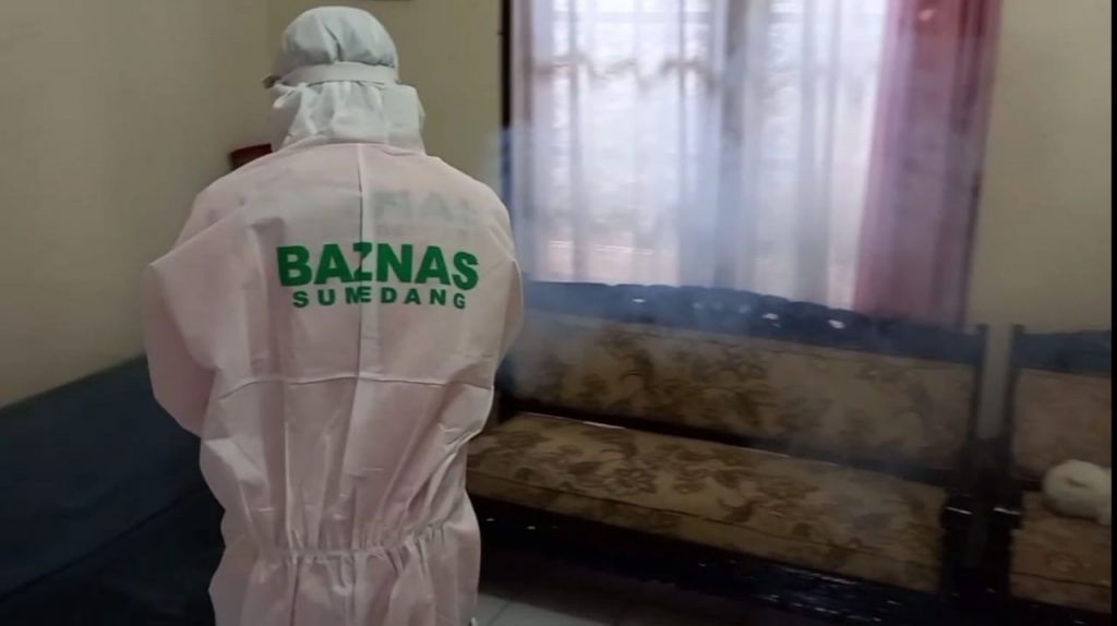 Satgas dan Baznas Sumedang melakukan penyemprotan disinfektan di Lingkungan Kaum Kelurahan Regol Wetan Kecamatan Sumedang Selatan. (Foto: IST)