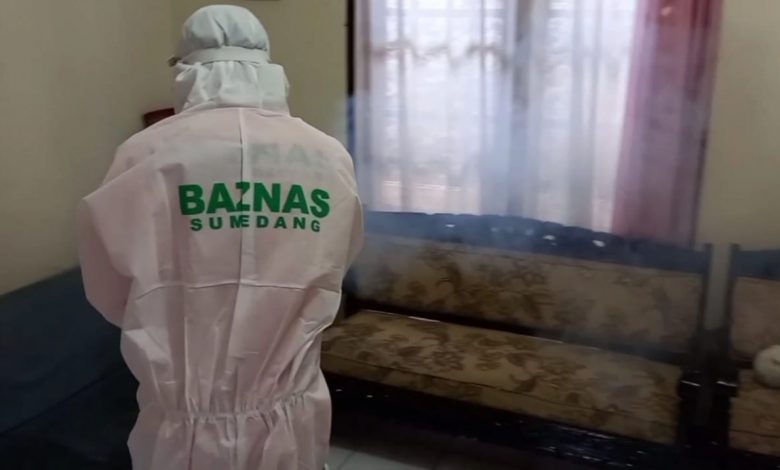 Satgas dan Baznas Sumedang melakukan penyemprotan disinfektan di Lingkungan Kaum Kelurahan Regol Wetan Kecamatan Sumedang Selatan. (Foto: IST)