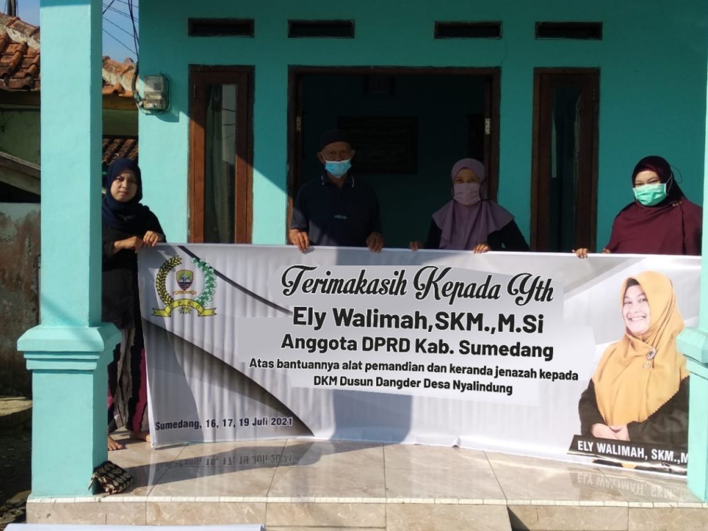 Anggota DPRD Sumedang, Ely Walimah foto bersama warga disela agenda resesnya di Dusun Dangdeur Desa Nyalindung Kecamatan Cimalaka Kabupaten Sumedang. (Foto: IST)
