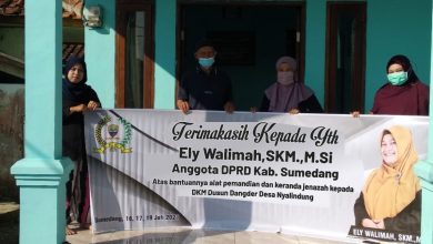Anggota DPRD Sumedang, Ely Walimah foto bersama warga disela agenda resesnya di Dusun Dangdeur Desa Nyalindung Kecamatan Cimalaka Kabupaten Sumedang. (Foto: IST)