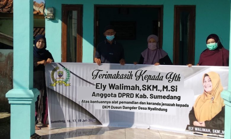 Anggota DPRD Sumedang, Ely Walimah foto bersama warga disela agenda resesnya di Dusun Dangdeur Desa Nyalindung Kecamatan Cimalaka Kabupaten Sumedang. (Foto: IST)
