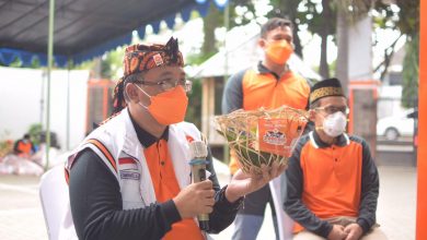 Ketua DPW PKS Jawa Barat saat membagikan paket Daging Qurban (Foto : Humas PKS)