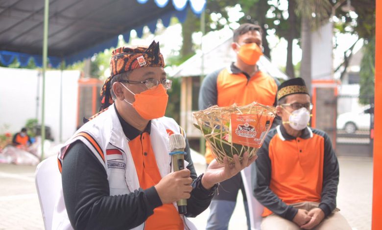 Ketua DPW PKS Jawa Barat saat membagikan paket Daging Qurban (Foto : Humas PKS)