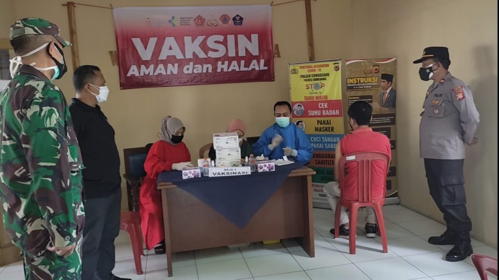 Kapolsek Conggrang, Iptu Adang Sobari SH (kanan) bersama Camat dan perwakilan Koramil Conggeang memantau pelaksanaan suntik vaksin tahap dua HUT Bhayangkara di Mapolsek Conggeang, Sabtu (24/7/2021). (Foto: Fajarnusantara.com)