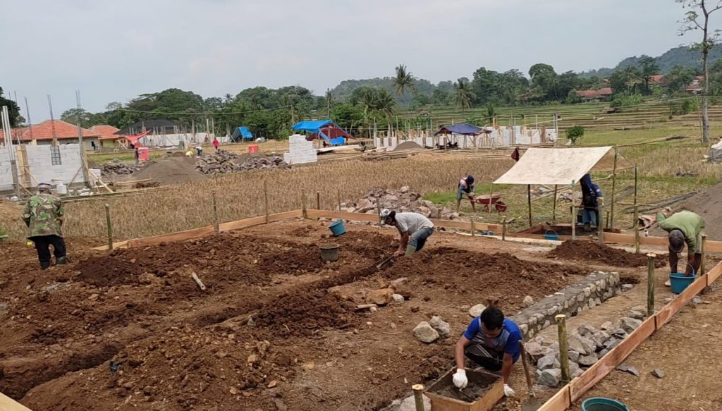 Sejumlah pekerja tengah membangun rumah baru OTD Tol Cisumdawu. (Fajarnusantara.com)