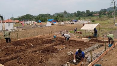 Sejumlah pekerja tengah membangun rumah baru OTD Tol Cisumdawu. (Fajarnusantara.com)