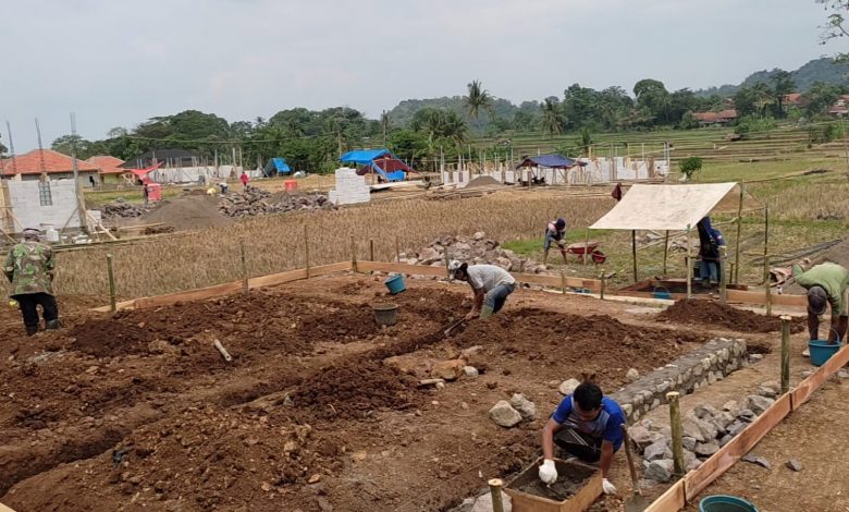 Sejumlah pekerja tengah membangun rumah baru OTD Tol Cisumdawu. (Fajarnusantara.com)
