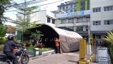 Tenda darurat didirikan di area parkir paviliun RSUD Sumedang, Jumat (2/7/2021). (Foto: Humas Pemkab Sumedang)