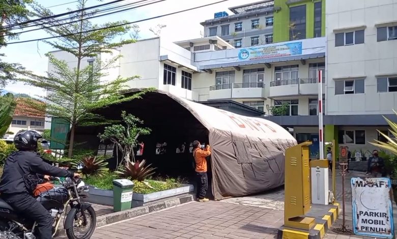 Tenda darurat didirikan di area parkir paviliun RSUD Sumedang, Jumat (2/7/2021). (Foto: Humas Pemkab Sumedang)