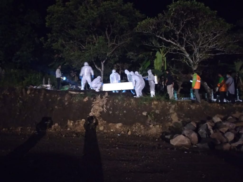 Proses pemakaman Jenezah Terkonfirmasi Covid-19 dilakukan Satuan Tugas Penanggulangan Covid-19 Desa Cibeureum Kulon. (Foto: Humas Pemkab Sumedang)