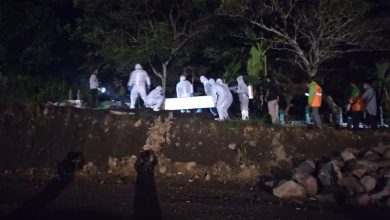 Proses pemakaman Jenezah Terkonfirmasi Covid-19 dilakukan Satuan Tugas Penanggulangan Covid-19 Desa Cibeureum Kulon. (Foto: Humas Pemkab Sumedang)