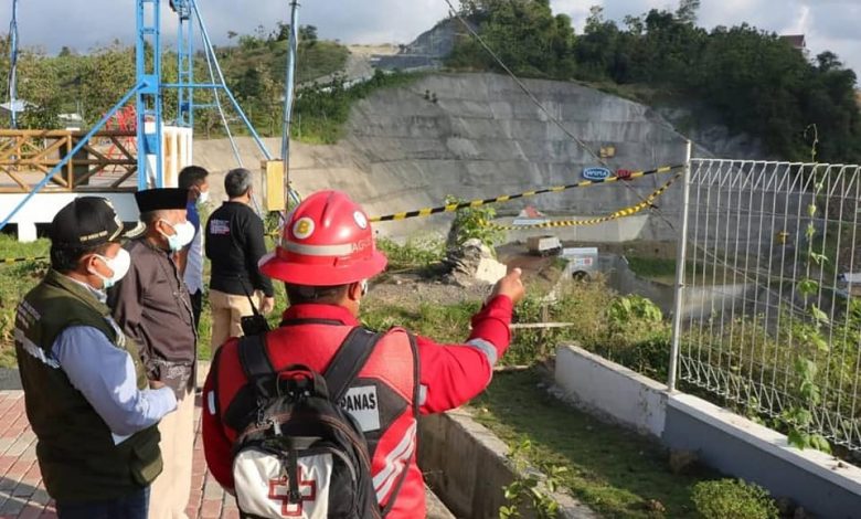 Bupati Sumedang Dony Ahmad Munir meninjau pembangunan Bendungan Cipanas di Kecamatan Conggeang disela sela acara monitoring pelaksanaan PPKM Darurat di Kecamatan Conggeang, baru-baru ini. (Foto: Humas Pemkab Sumedang)