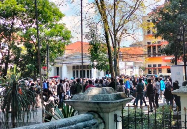 Aksi massa menolak PPKM Darurat dan berkumpul di Balai Kota Bandung. (Foto: Sindonews.com)