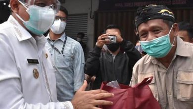 Bupati Sumedang secara simbolis memberikan bantuan paket sembako. (Foto: Humas Pemkab Sumedang)