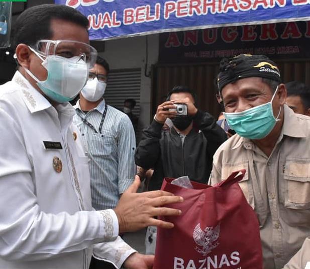 Bupati Sumedang secara simbolis memberikan bantuan paket sembako. (Foto: Humas Pemkab Sumedang)
