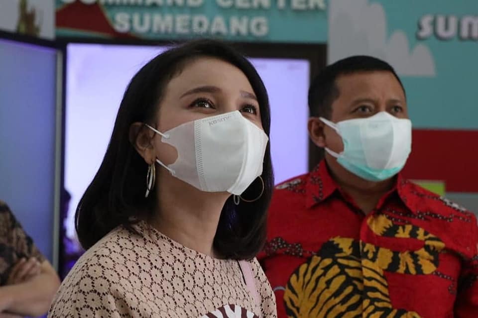 Rossa yang didaulat didaulat menjadi Duta Sahabat Desa SDGs saat berada di Ruang Command Lantai III Sekretariat Daerah Kabupaten Sumedang, Rabu (11/8/2021). (Foto: Humas Pemkab Sumedang)