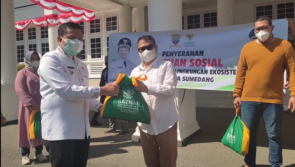 Bupati menyalurkan bantuan bagi perwakilan Forum Komunikasi Pariwisata Kabupaten Sumedang, Kamis (12/8/2021). (Foto: Fajarnusantara.com)
