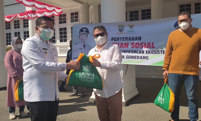 Bupati menyalurkan bantuan bagi perwakilan Forum Komunikasi Pariwisata Kabupaten Sumedang, Kamis (12/8/2021). (Foto: Fajarnusantara.com)