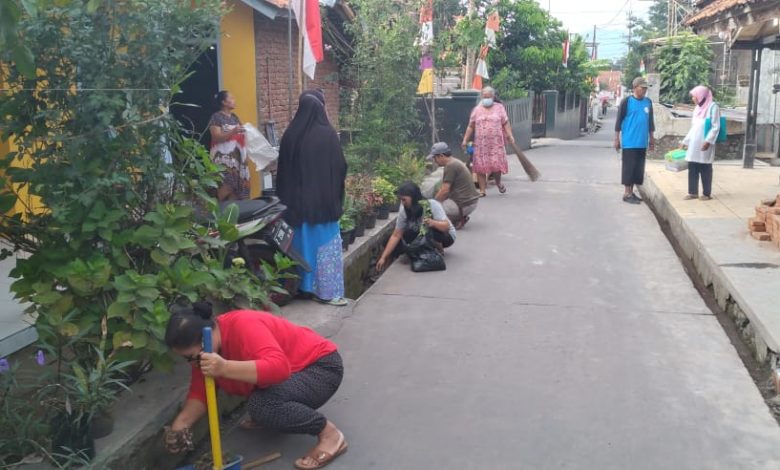 Kegiatan Gotong Royong Jum’at bersih warga Mekarmulya RW 08 Desa Paseh Kaler Kecamatan Paseh