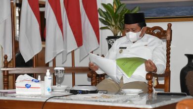Bupati Sumedang mengikuti Rapat Koordinasi Pilkades Serentak secara virtual, Rabu (4/8/2021). (Foto: DiskominfosanditikSumedang)