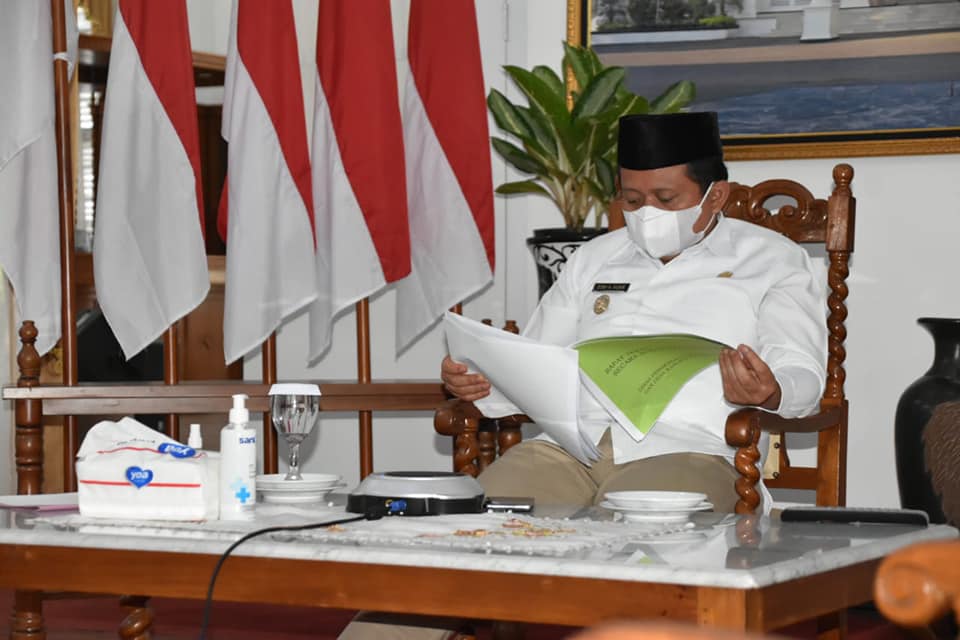 Bupati Sumedang mengikuti Rapat Koordinasi Pilkades Serentak secara virtual, Rabu (4/8/2021). (Foto: DiskominfosanditikSumedang)